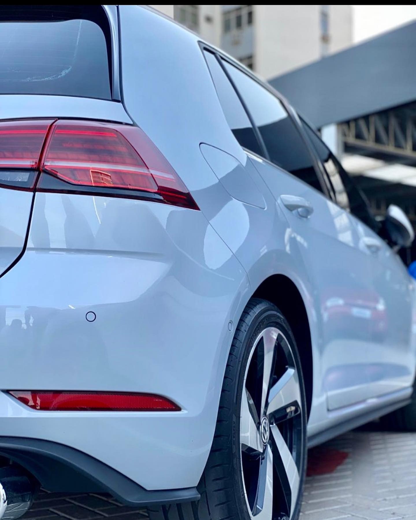 VW Golf cinza com acabamento liso e brilhante após martelinho de ouro
