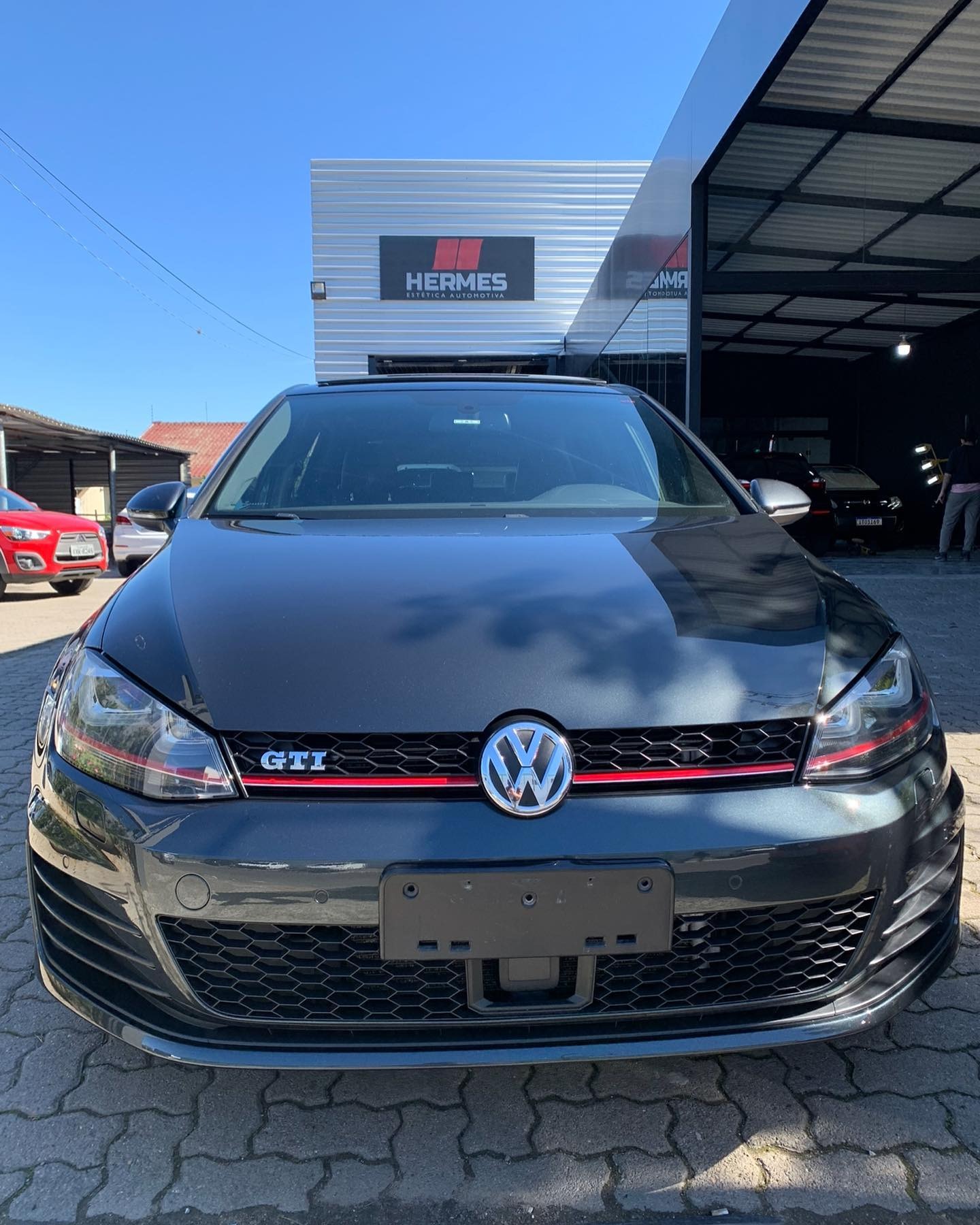 VW Golf GTI grafite em frente à unidade da Hermes em Canoas