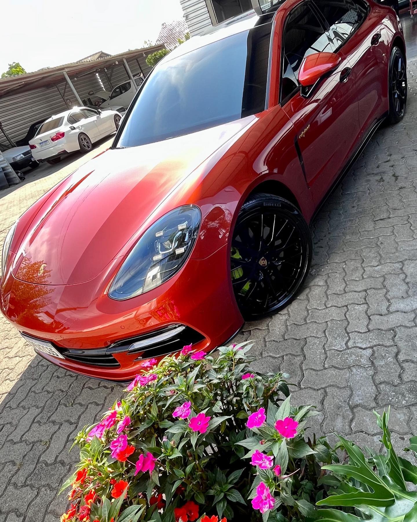 Porsche Panamera vermelha com brilho intenso após vitrificação