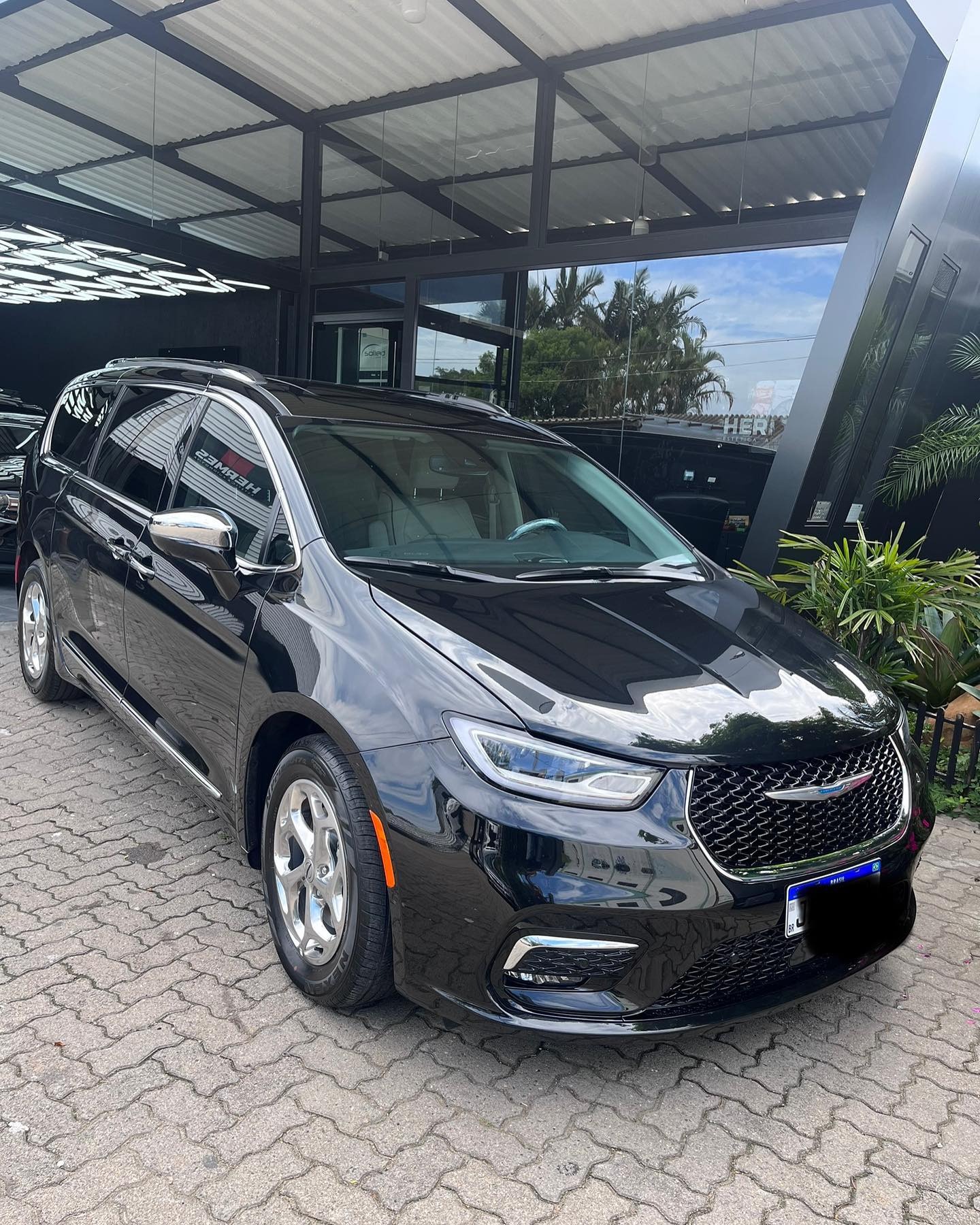 Chrysler Pacifica preta com pintura espelhada após polimento