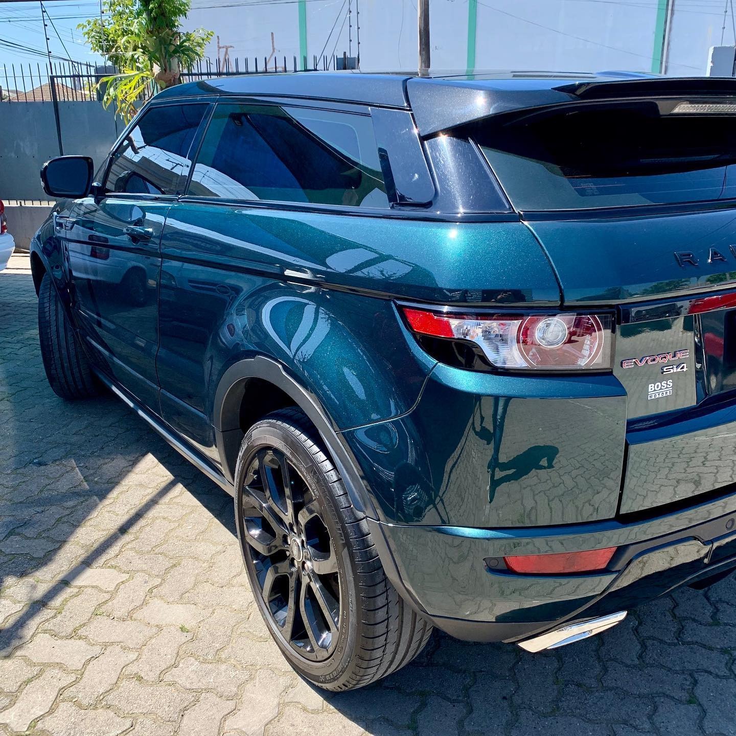 Profissional realizando pintura automotiva em cabine de pintura